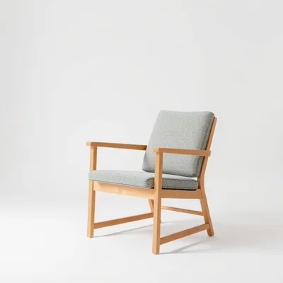 Silla tapizada en madera de haya Aitana — Sierra Alba